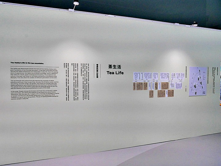 臺灣客家茶文化館、太平紅橋、龍潭大池、鍾肇政文學生活園區、武德殿 — 茶鄉龍潭一日行旅,外掛香噴噴的炸全雞配涼麵