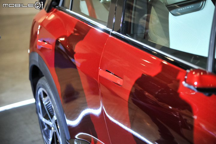 Model B 跨界電動車量產版於鴻海科技日正式現身!外型延續概念版本、具備500公里續航力
