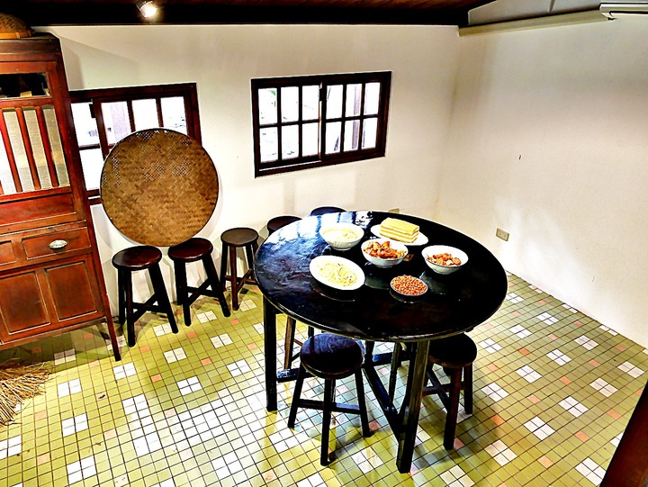 臺灣客家茶文化館、太平紅橋、龍潭大池、鍾肇政文學生活園區、武德殿 — 茶鄉龍潭一日行旅,外掛香噴噴的炸全雞配涼麵