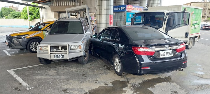 衝進加油站
