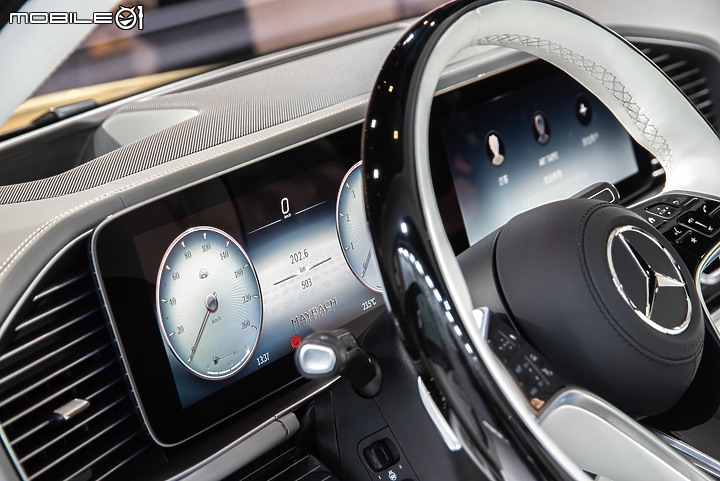 【採訪】Mercedes-Maybach GLS小改款現身Art Taipei,結合黃敬中藝術作品呈現高端奢華風采!