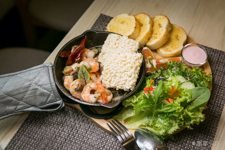 馬祖新村美食-YA bistro,一間集美味餐點與優閒氛圍於一身的法式鄉村餐館。如果在馬祖新村逛累了,來YA坐坐吧。桃園中壢美食推薦