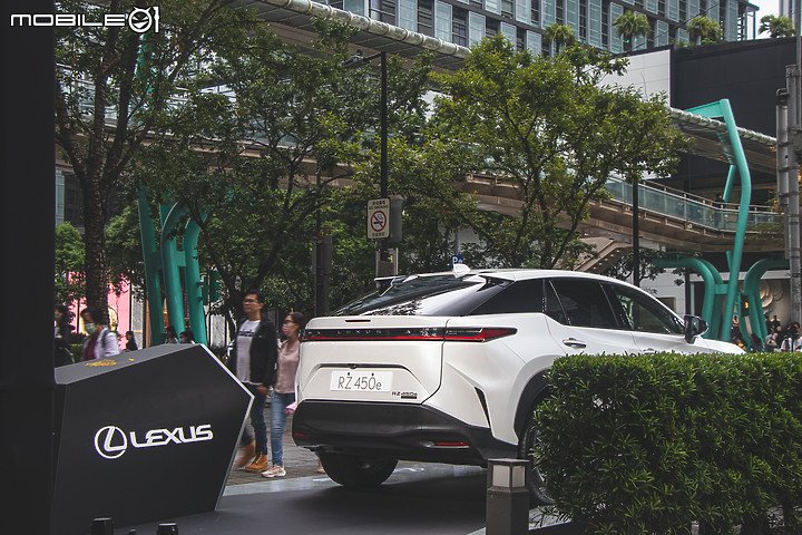 【採訪】五度攜手合作!「2023台北時裝週」盛大展開,Lexus RZ 450e坐鎮時尚展台!