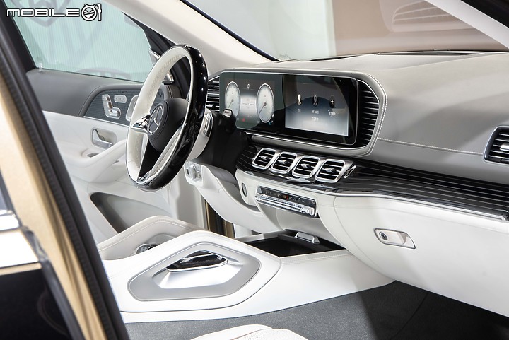 【採訪】Mercedes-Maybach GLS小改款現身Art Taipei,結合黃敬中藝術作品呈現高端奢華風采!