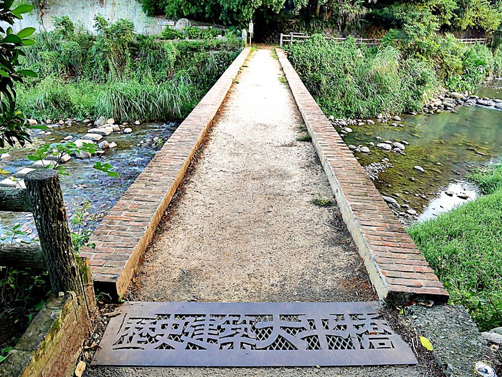 臺灣客家茶文化館、太平紅橋、龍潭大池、鍾肇政文學生活園區、武德殿 — 茶鄉龍潭一日行旅,外掛香噴噴的炸全雞配涼麵