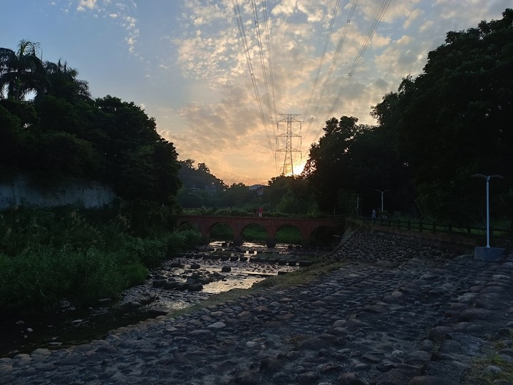 臺灣客家茶文化館、太平紅橋、龍潭大池、鍾肇政文學生活園區、武德殿 — 茶鄉龍潭一日行旅,外掛香噴噴的炸全雞配涼麵