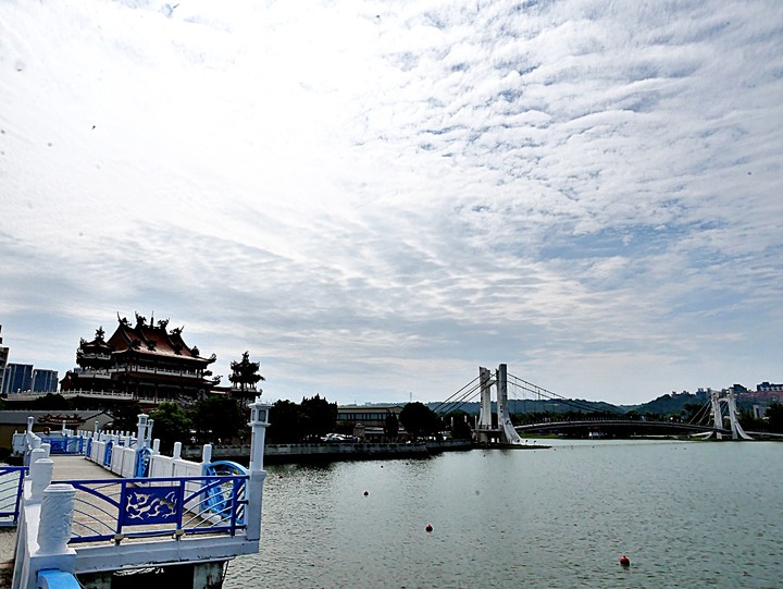 臺灣客家茶文化館、太平紅橋、龍潭大池、鍾肇政文學生活園區、武德殿 — 茶鄉龍潭一日行旅,外掛香噴噴的炸全雞配涼麵