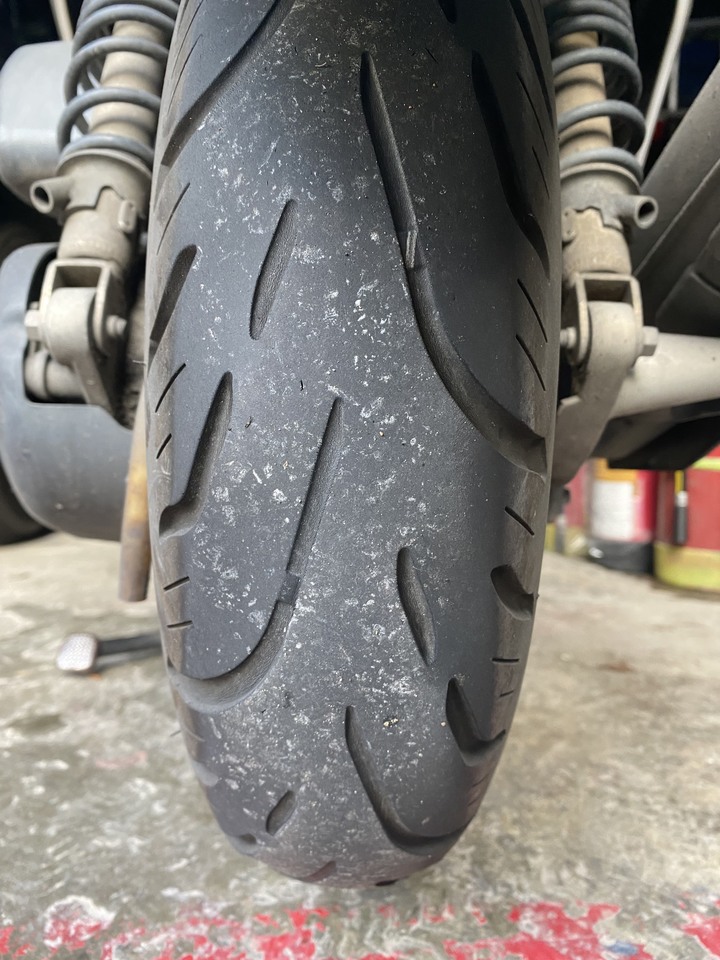 請問疑似後輪輪胎吃單邊的問題