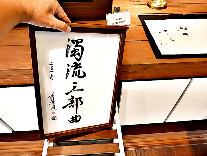 臺灣客家茶文化館、太平紅橋、龍潭大池、鍾肇政文學生活園區、武德殿 — 茶鄉龍潭一日行旅,外掛香噴噴的炸全雞配涼麵