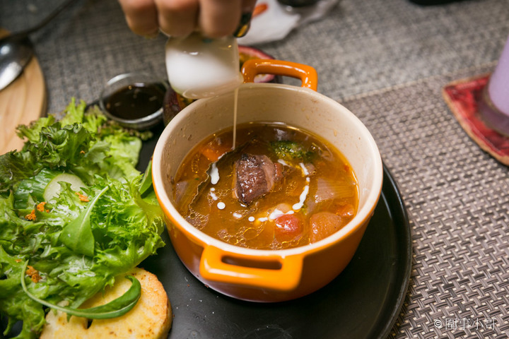 馬祖新村美食-YA bistro,一間集美味餐點與優閒氛圍於一身的法式鄉村餐館。如果在馬祖新村逛累了,來YA坐坐吧。桃園中壢美食推薦