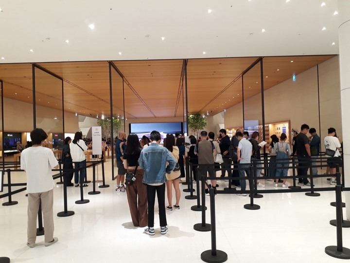 昨天官網刷到現貨 今天去蘋果店取了 直接畢業鈦原色