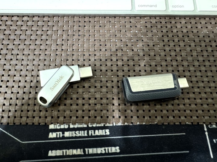 點我看大圖 iPhone15Pro Max配原廠MagSafe"陶土色"矽膠殼