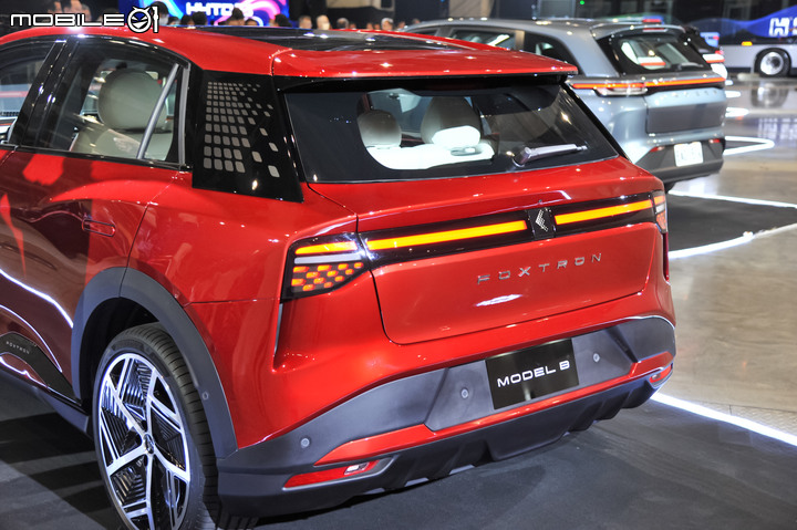 Model B 跨界電動車量產版於鴻海科技日正式現身!外型延續概念版本、具備500公里續航力