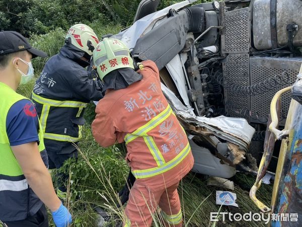 槽車跨越雙黃線超車！彎道失控翻覆畫面曝光駕駛夾困變形車頭慘死