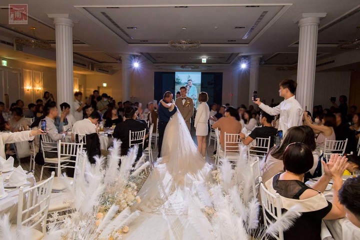 【臺南宴會】白色系歐式婚禮，可容納35桌的空間，適合宴會、會議及尾牙，活動包場也超合適~涵花庭會館   - 南人幫