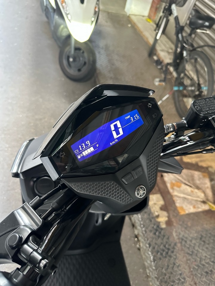 看完實車後,最後還是選擇了LIMI
