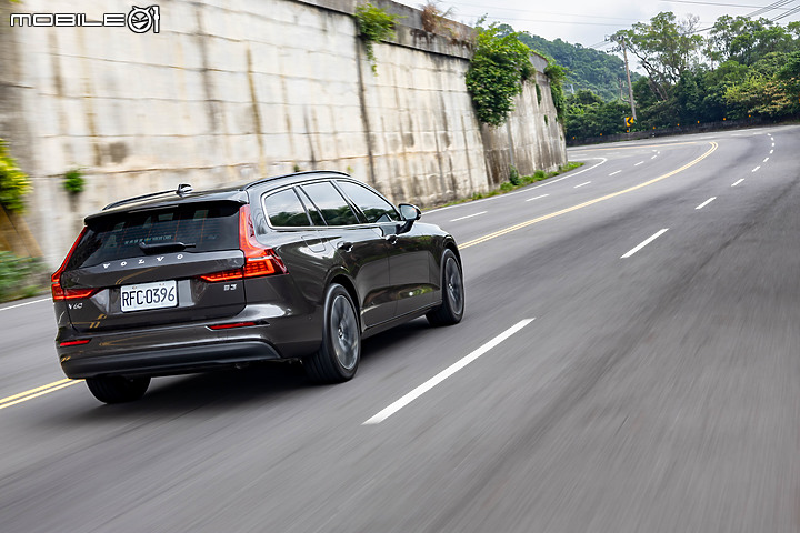 Volvo V60 Plus B3 試駕|旅行車老將再出招,入門動力更顯超值!