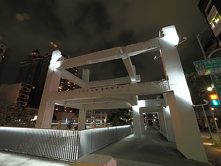 赤崁東街日式宿舍(明治町冰淇淋)、原臺南測候所、原鶯料理、西市場、河樂廣場(臺南運河) — 臺南老街市之日治時期建築,外掛美味純日式拉麵 — 一拉面