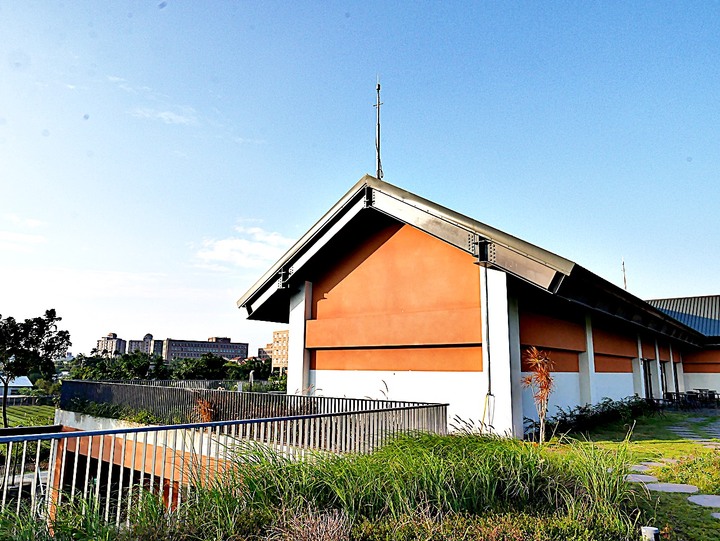 臺灣客家茶文化館、太平紅橋、龍潭大池、鍾肇政文學生活園區、武德殿 — 茶鄉龍潭一日行旅，外掛香噴噴的炸全雞配涼麵