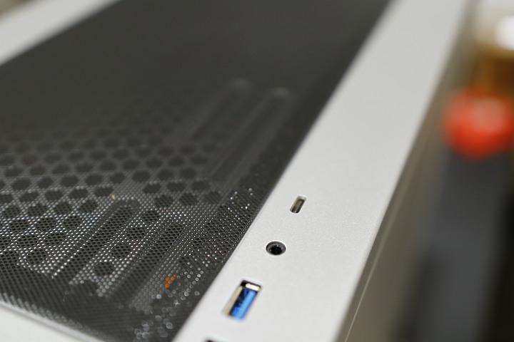 INWIN 金屬框架全模組機殼。DUBILI - 銀灰開箱