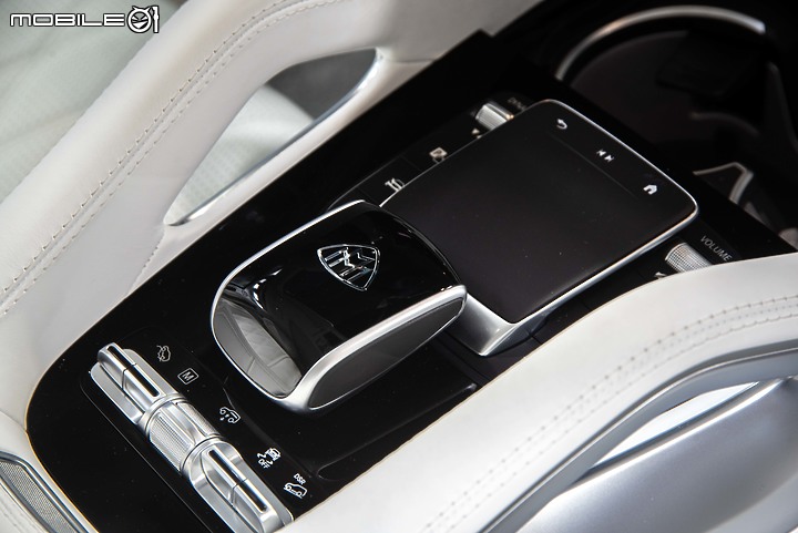 【採訪】Mercedes-Maybach GLS小改款現身Art Taipei,結合黃敬中藝術作品呈現高端奢華風采!