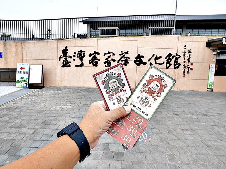 臺灣客家茶文化館、太平紅橋、龍潭大池、鍾肇政文學生活園區、武德殿 — 茶鄉龍潭一日行旅,外掛香噴噴的炸全雞配涼麵