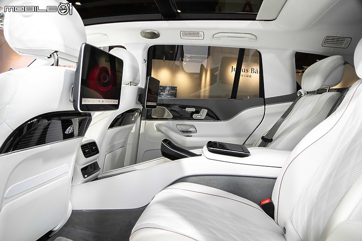 【採訪】Mercedes-Maybach GLS小改款現身Art Taipei,結合黃敬中藝術作品呈現高端奢華風采!