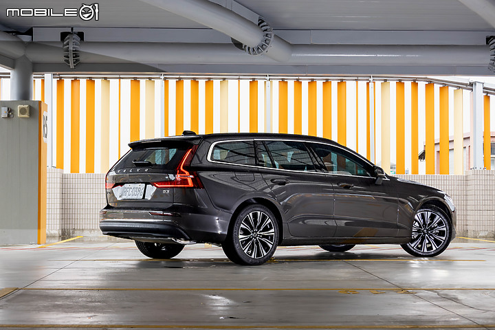 Volvo V60 Plus B3 試駕|旅行車老將再出招,入門動力更顯超值!