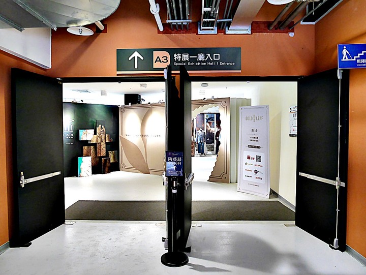 臺灣客家茶文化館、太平紅橋、龍潭大池、鍾肇政文學生活園區、武德殿 — 茶鄉龍潭一日行旅,外掛香噴噴的炸全雞配涼麵