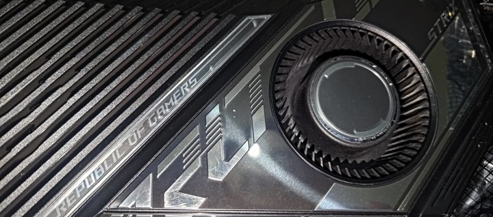 送修 ROG RTX 3080TI LC 顯示卡 回來都是刮傷...