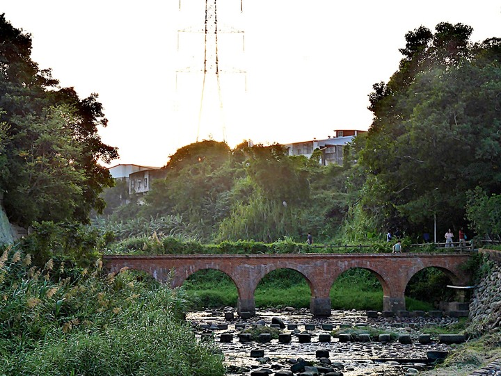 臺灣客家茶文化館、太平紅橋、龍潭大池、鍾肇政文學生活園區、武德殿 — 茶鄉龍潭一日行旅,外掛香噴噴的炸全雞配涼麵