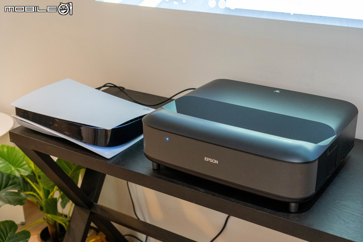 【採訪】Epson 發表 4K 解析度電玩雷射大電視 EH-LS650 以內建動態插補功能提供低延遲遊戲畫面