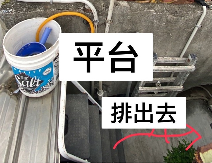 老舊公寓頂樓加蓋，管道被封死，廁所臭氣沖天