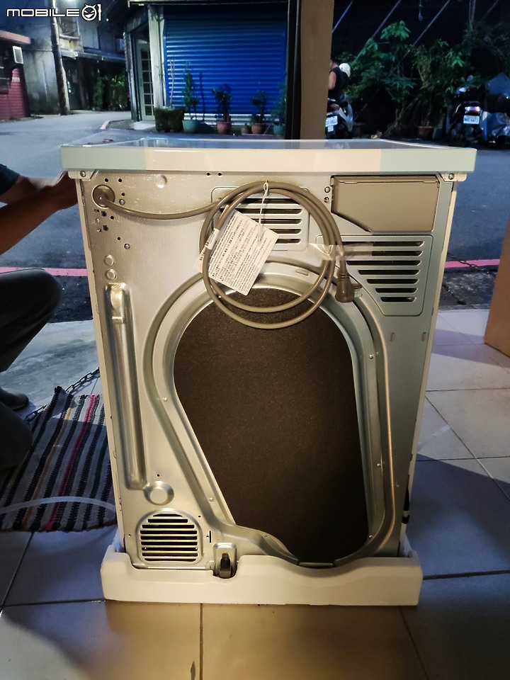 【 開箱分享 】LG WR-100VW 免曬衣智慧乾衣機，實現烘衣自由的白色小精靈！