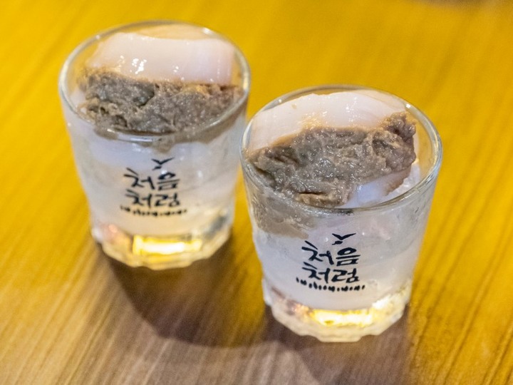 新北人氣韓式餐酒館|起司炸雞誘人牽絲 彩虹調酒果香味足