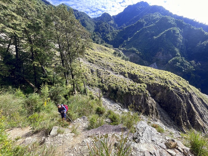 遠的要命的登山口 ─ 塑膠車雙載之一日往返小關山