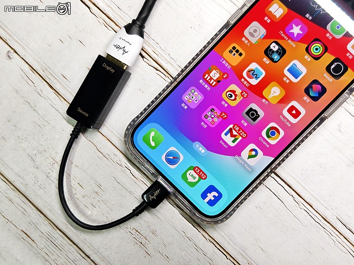 點我看大圖 Avier PREMIUM USB-C to HDMI 4K 影音轉接器開箱 – iPhone 15 插上就能投影的轉接器