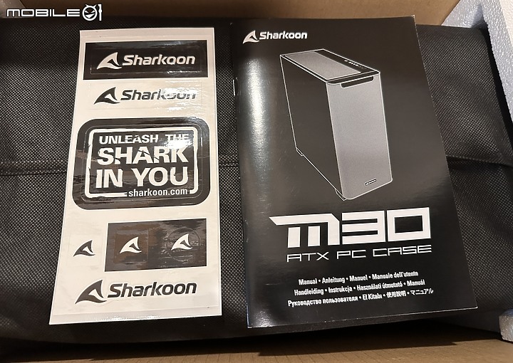 點我看大圖 簡約風無光害的鐵殼 Sharkoon M30 BLACK 開箱