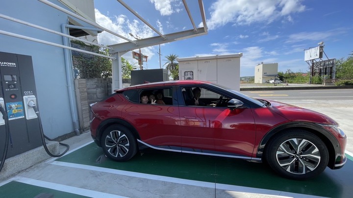 小孩長太快,Golf空間不夠用,換新車EV6囉!