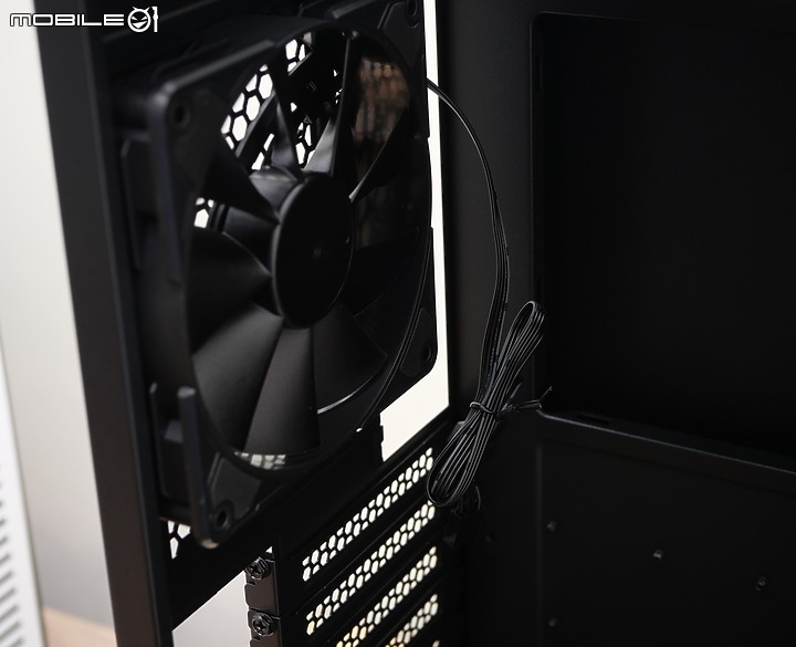 點我看大圖 簡約風無光害的鐵殼 Sharkoon M30 BLACK 開箱