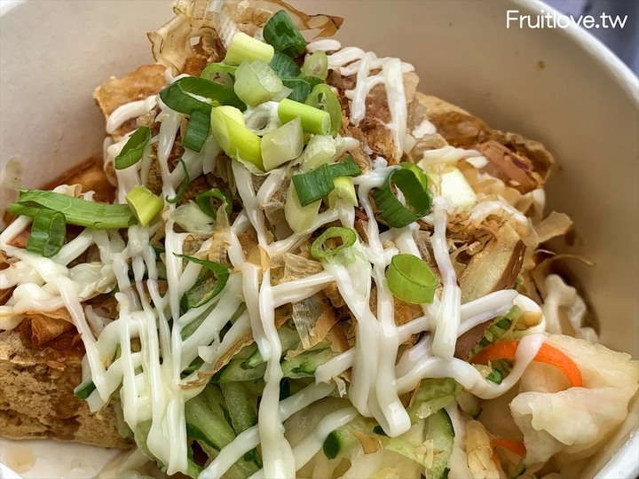 平價臭豆腐，除了傳統口味還有創意口味可以選擇