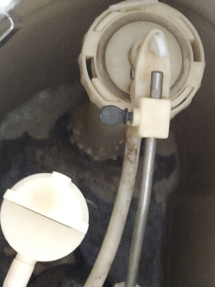 請問馬桶抽水的一直漏水.