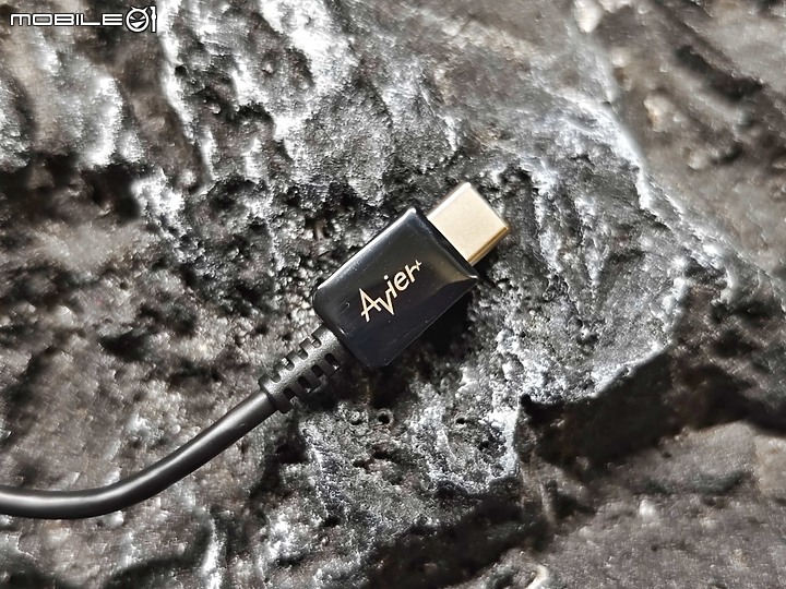 點我看大圖 Avier PREMIUM USB-C to HDMI 4K 影音轉接器開箱 – iPhone 15 插上就能投影的轉接器