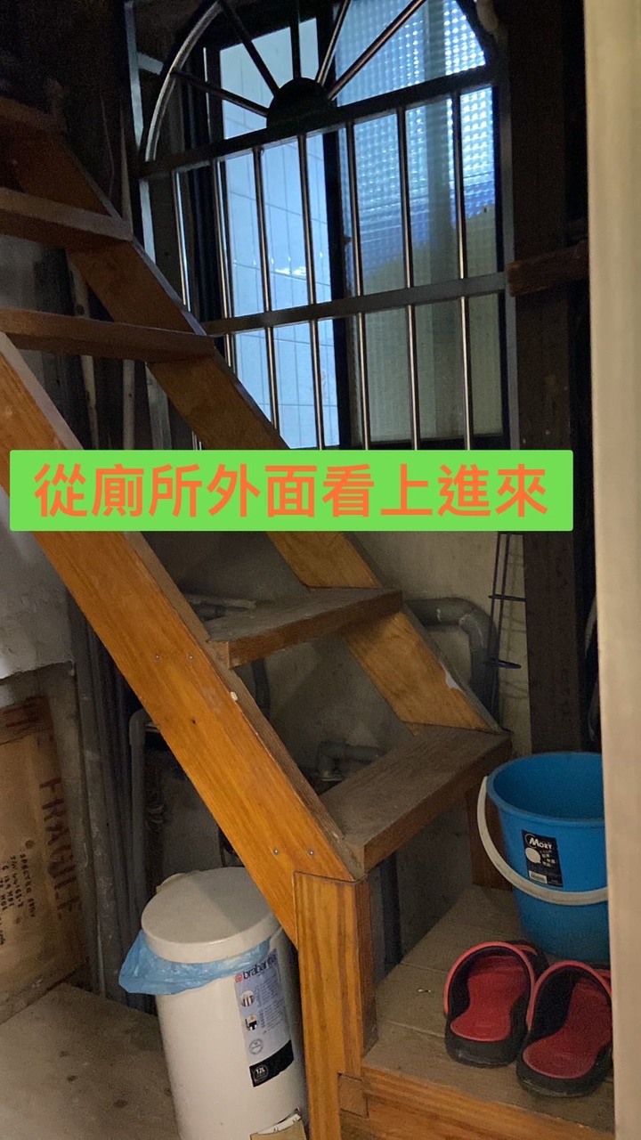 老舊公寓頂樓加蓋，管道被封死，廁所臭氣沖天