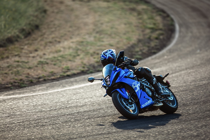 千呼萬喚始出來，2023 EICMA 2024 Suzuki GSX-8R，8S有殼版本😀