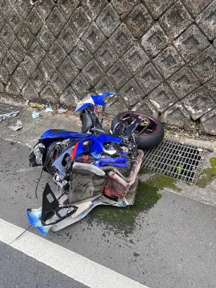 高速壓車，血腥慎入