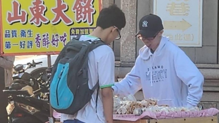 男星擺路邊攤「賣山東大餅」!日賺800苦嘆:終於不用吃泡麵