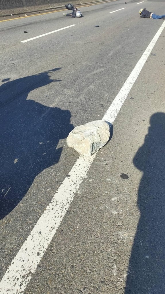 巨石掉落西濱路面，重機慘摔