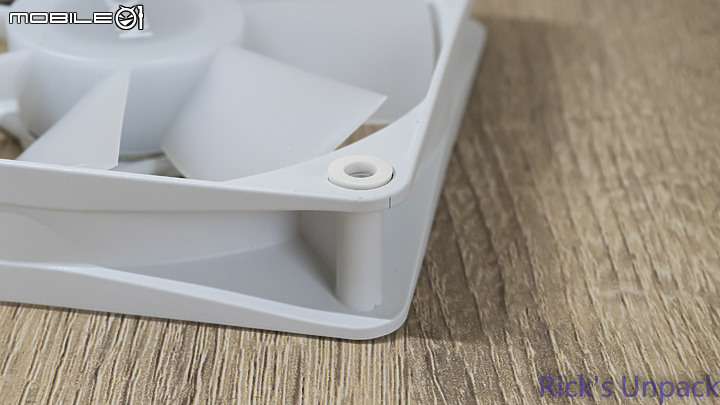 【開箱】潔白無瑕高效能 | NZXT KRAKEN 360 RGB WHITE
