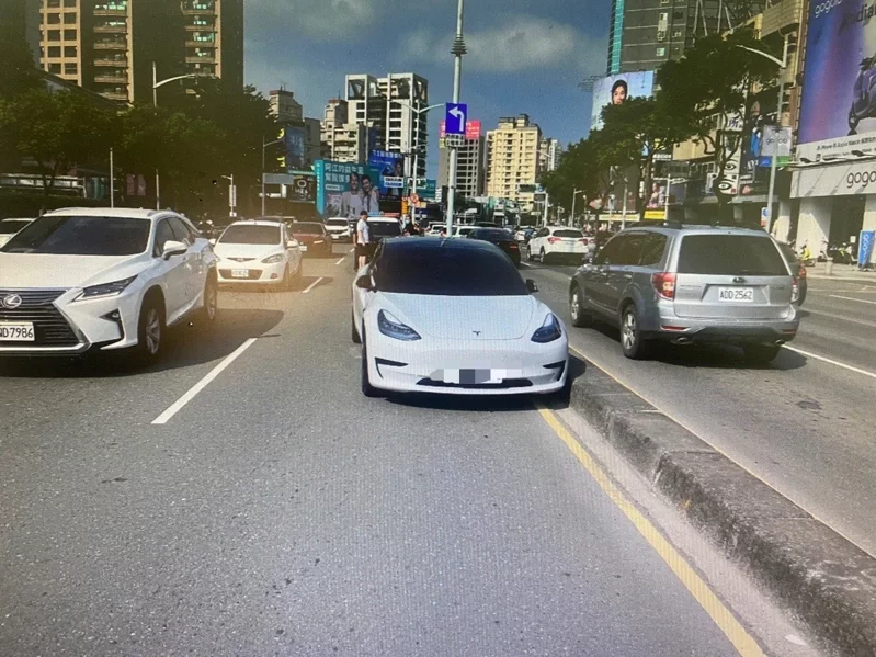 高雄婦撐傘穿越不該走的馬路 倒楣特斯拉擦撞…她吞罰單